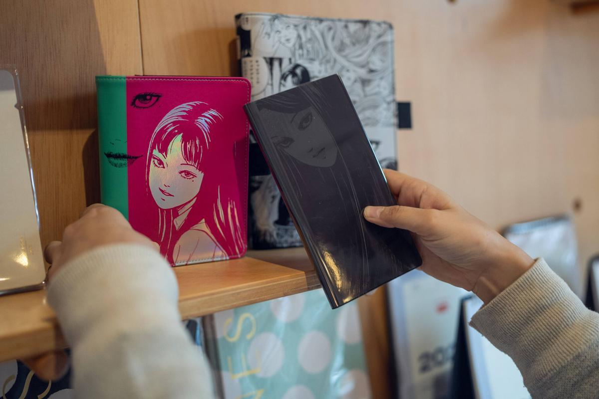 Barcelona. 27/01/2026 Sociedad. La propietaria de Entropía, JingJing Yang, presenta las nuevas agendas Hobonichi, que salen a la venta este domingo con expectación de best-seller mundial, en la tienda de la calle Aribau, una de las dos únicas que las comercializan en España. Foto: Zowy Voeten / El Periódico.