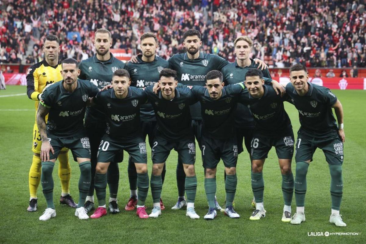 Alineación titular del Huesca en El Molinón en un partido reciente.