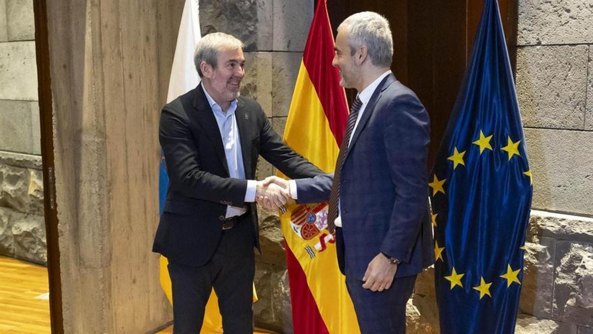 El presidente Fernando Clavijo (i) saluda a Maurici Lucena en febrero de 2025.