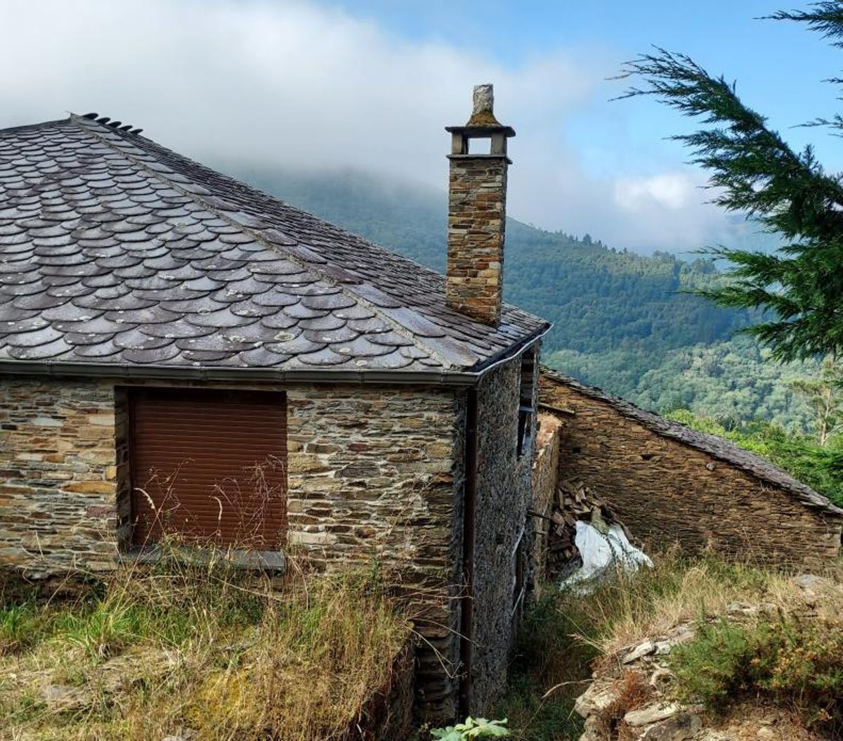 Detalles de pueblos deshabitados a la venta en Lugo (izquierda) y Ourense. |   // ALDEAS ABANDONADAS