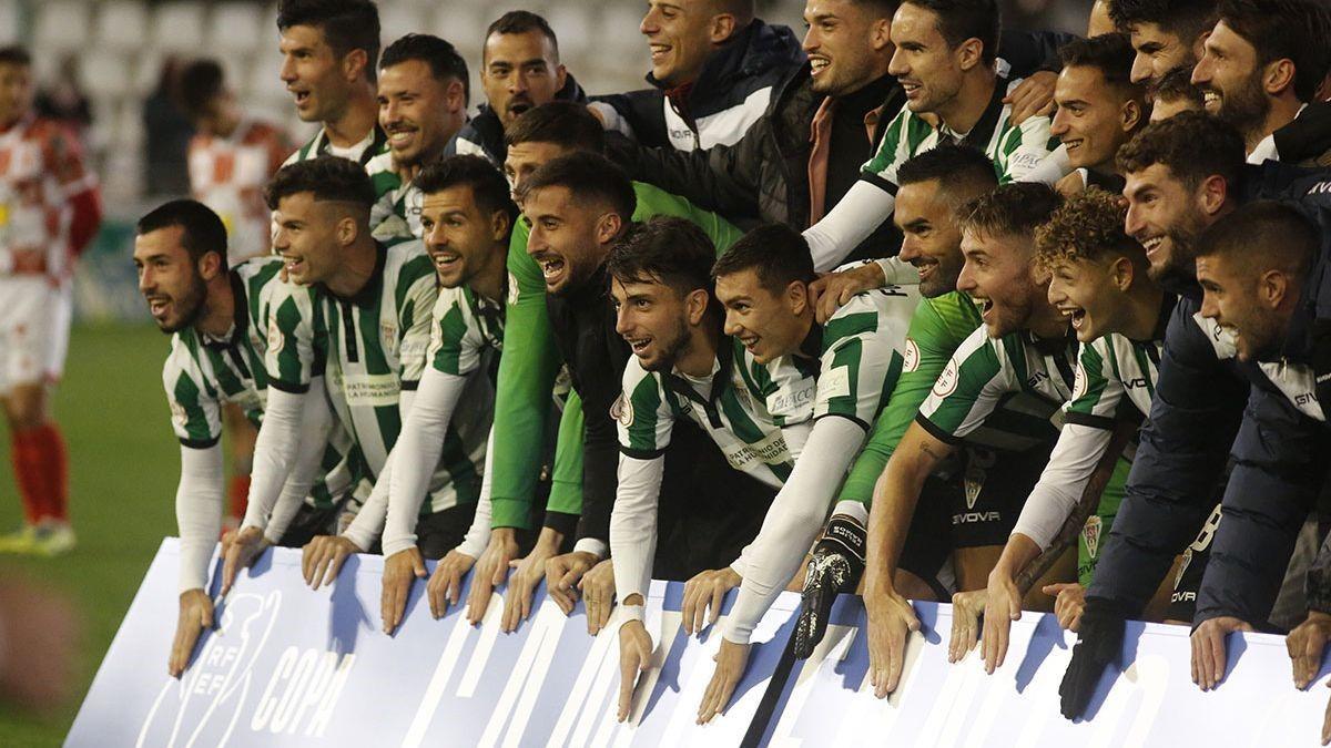 Jugadores del Córdoba CF celebran la  Copa RFEF en El Arcángel.