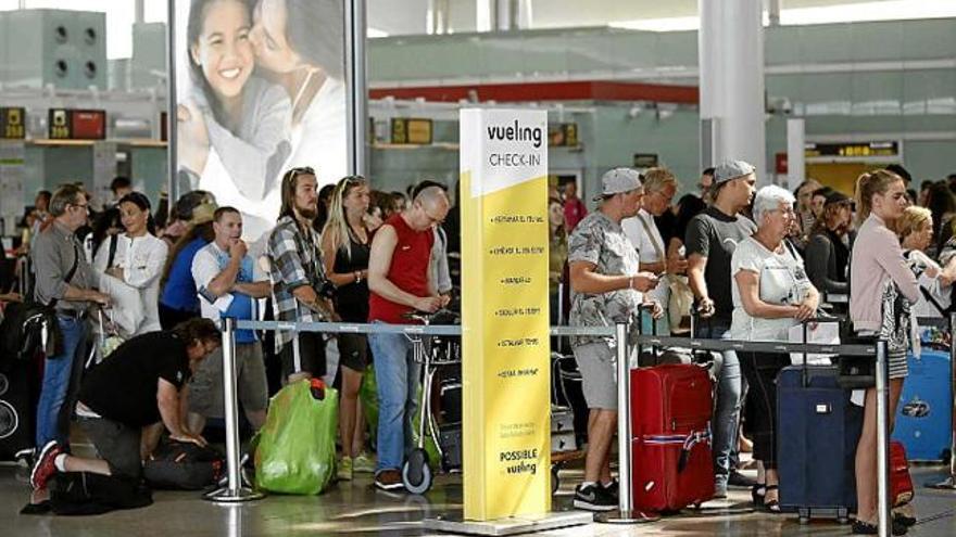 Ahir hi havia cues als taulells de Vueling, però eren menys nombroses