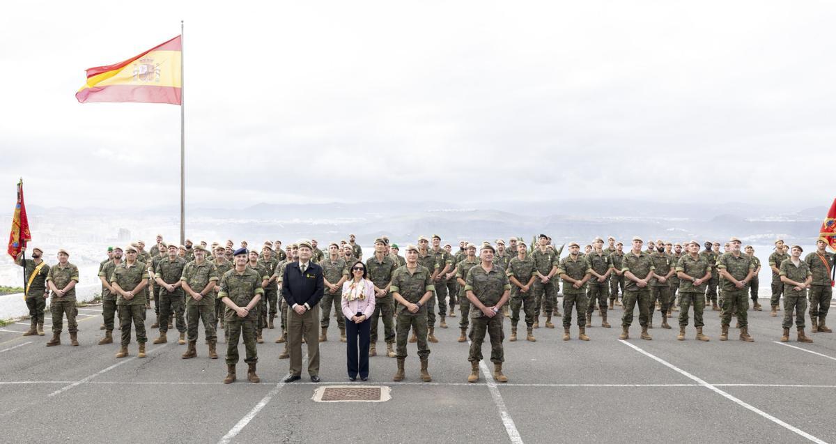 Defensa condecora a la Brigada Canarias XVI