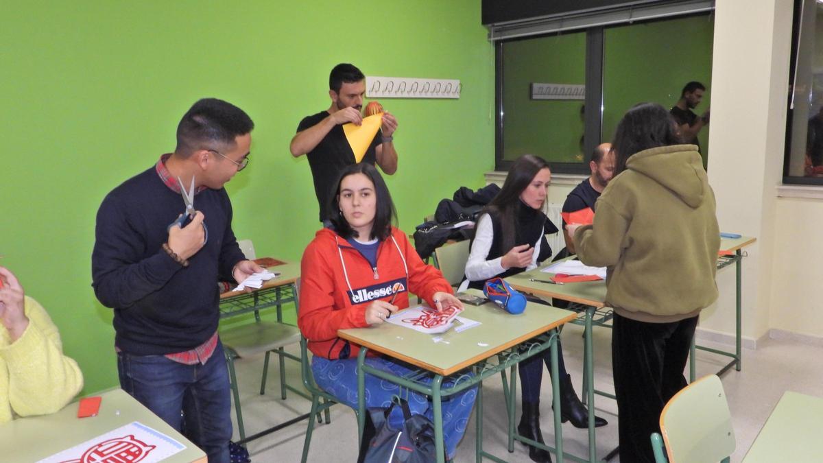 Un taller de papel en la clase de chino de la Escuela Oficial de Idiomas de Ourense.