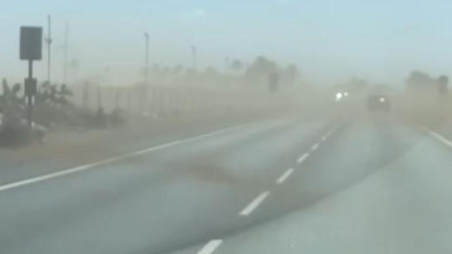 Nubes de polvo atraviesan la carretera en Juan Grande