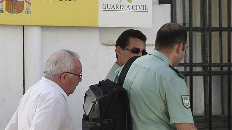 El detenido por la muerte de la mujer de 81 años de Córdoba, ayer, junto a dos agentes.