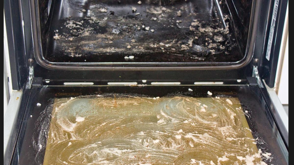 Cómo limpiar la grasa incrustada del horno: 5 productos muy eficaces