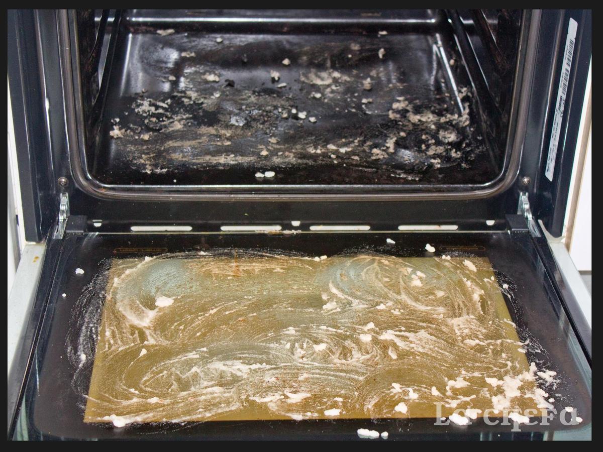 Una imagen de un horno muy sucio