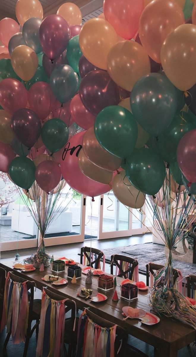 Decoración con globos y lazos de colores en el cumpleaños de Stormi