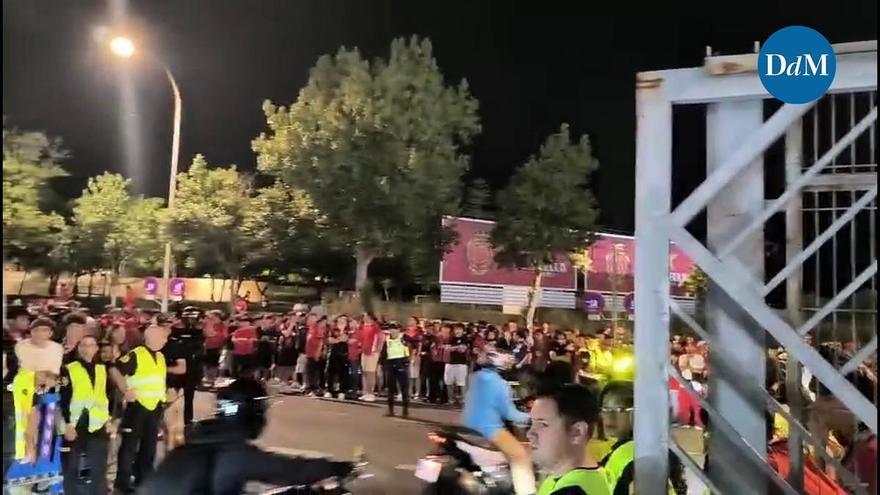  personas esperan en Son Moix la salida de los jugadores: acaba con huevos por el suelo