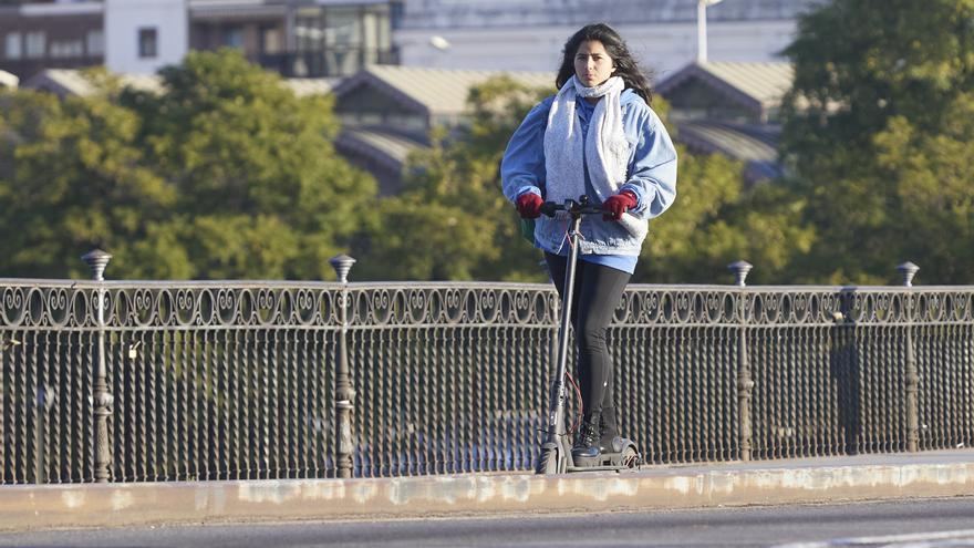 Una joven va en patinete