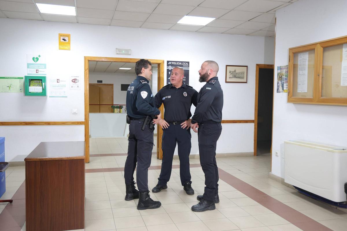 Galería | Chema y Andrés, los policías que llegaron a tiempo para salvar una vida en la Gran Vía de Cáceres