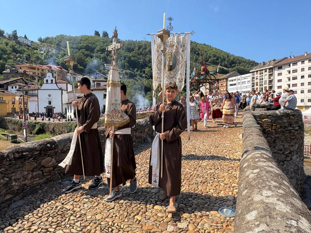 La pólvora acompañó a la primera procesión del Carmen en Cangas del Narcea