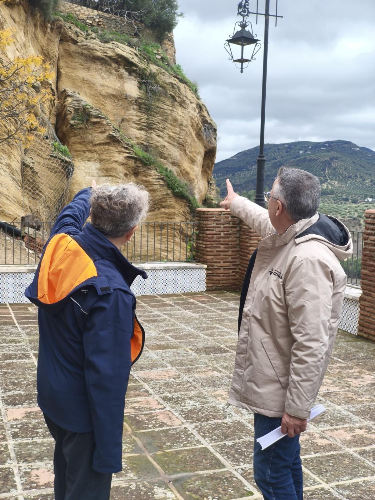 El presidente de la Diputación y el alcalde de Iznájar señalan la roca que amenaza con desprenderse.
