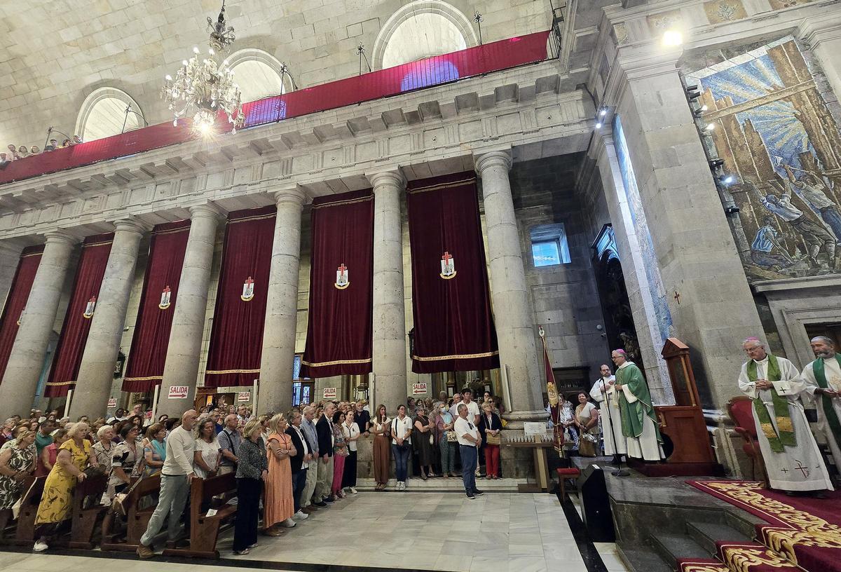 Emotivo descendimiento del Cristo de la Victoria