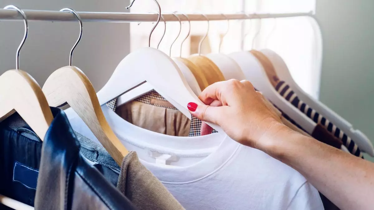 Pegar un salvaslip en la puerta del armario: un truco que usa mucha gente