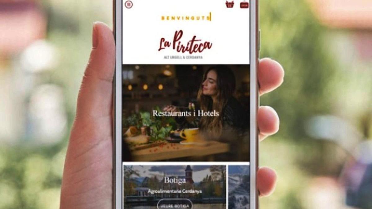 Un usuari sosté un telèfon amb la nova aplicació Piriteca oberta