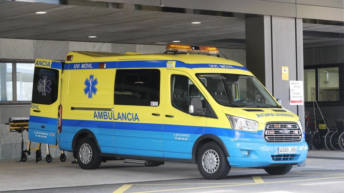Una ambulancia en la entrada de urgencias del Álvaro Cunqueiro / R. Grobas