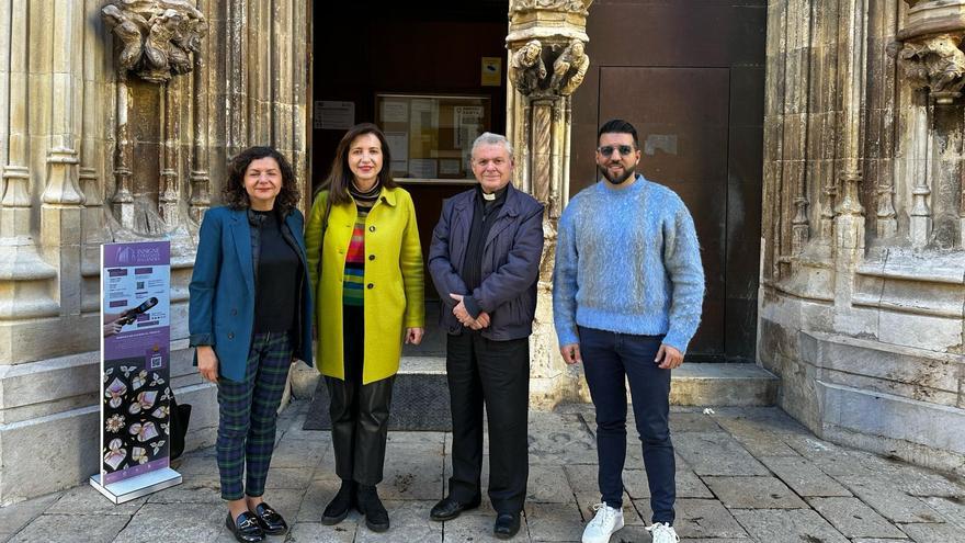 Mar Beltrán, Marta Alonso, Ángel Saneugenio y Vicent Gregori, ante la Puerta de los Apóstoles de la Colegiata.