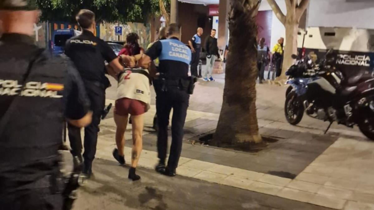 Intervención CNP y Policía Local en el Cuadrilátero de La Laguna la madrugada de este sábado.