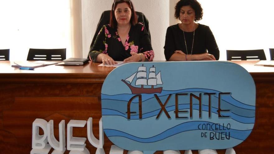 La concejala de Igualdade, Ana Otero (izq), y la directora del CIM, Montserrat González, en la presentación de hoy.