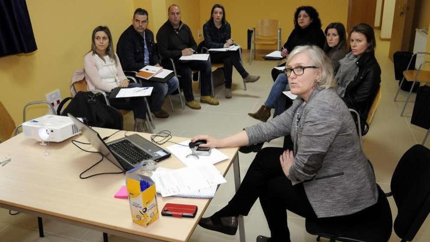 Paula Suanzes explica el proyecto al grupo de trabajo de bienestar, mujer y educación. // Bernabé/Javier Lalín