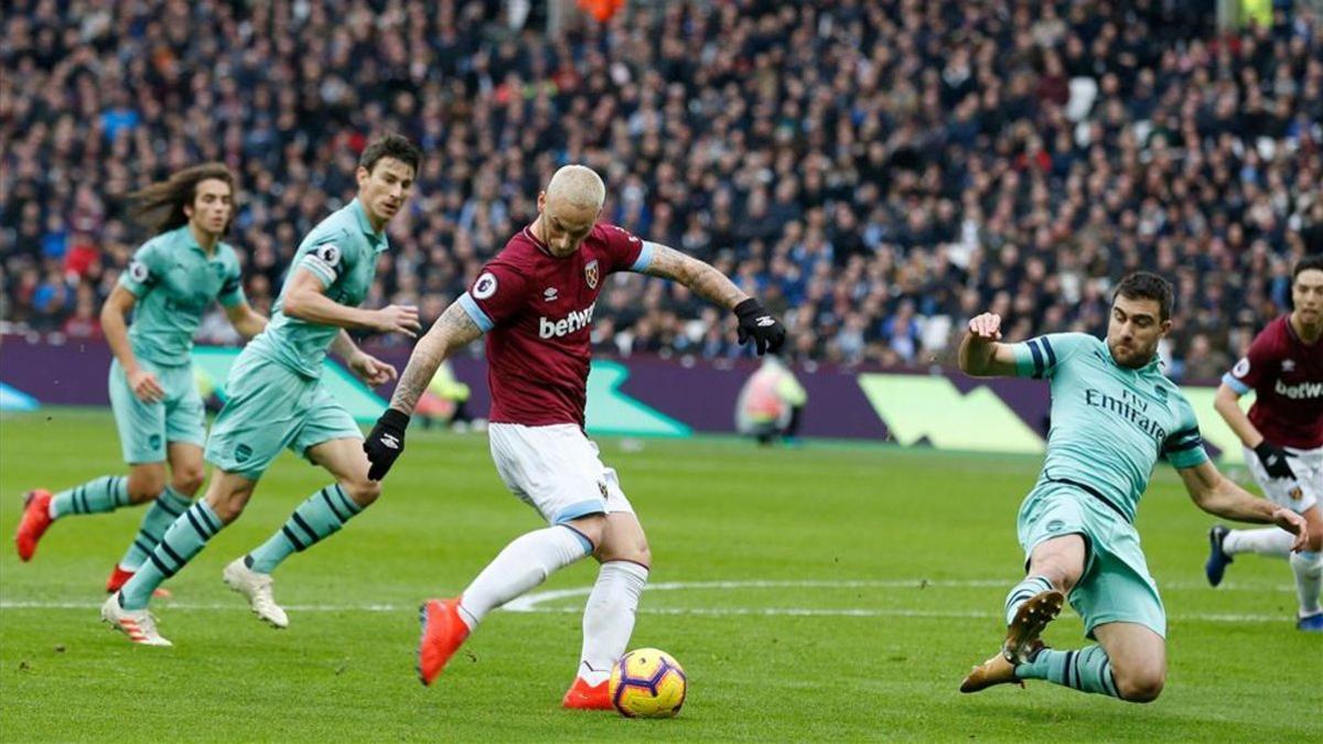 Arnautovic, que podría tener las horas contadas en el West Ham, prueba un disparo.