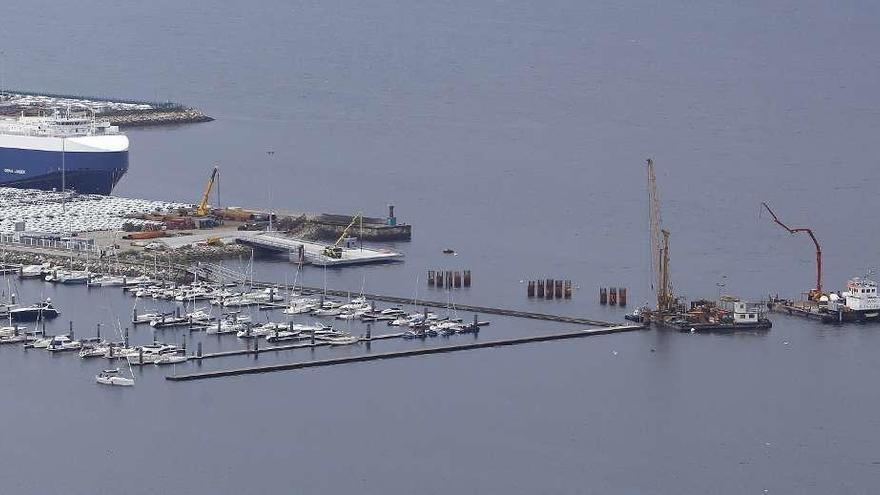 En la imagen, los dos barcos desde donde se lleva a cabo el pilotaje del último de los cuatro &quot;Duques de Alba&quot; que crearán la nueva línea de atraque en la terminal Ro-Ro de Bouzas. // R. Grobas