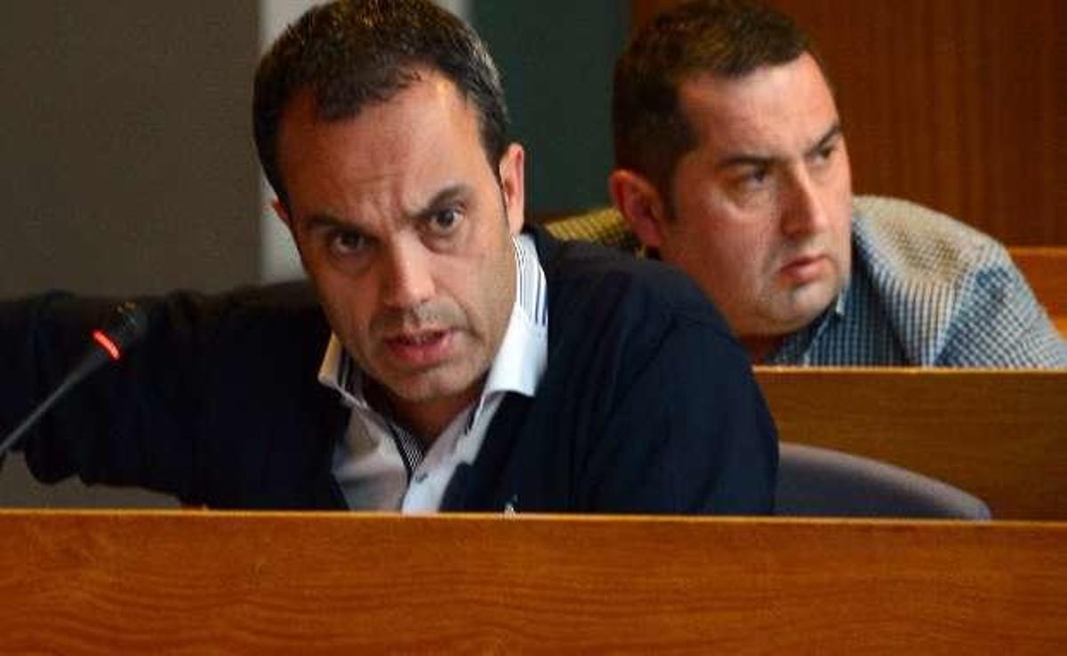 Detenido el edil García Bastón y otros dos jóvenes de Cangas por violencia en las redes sociales