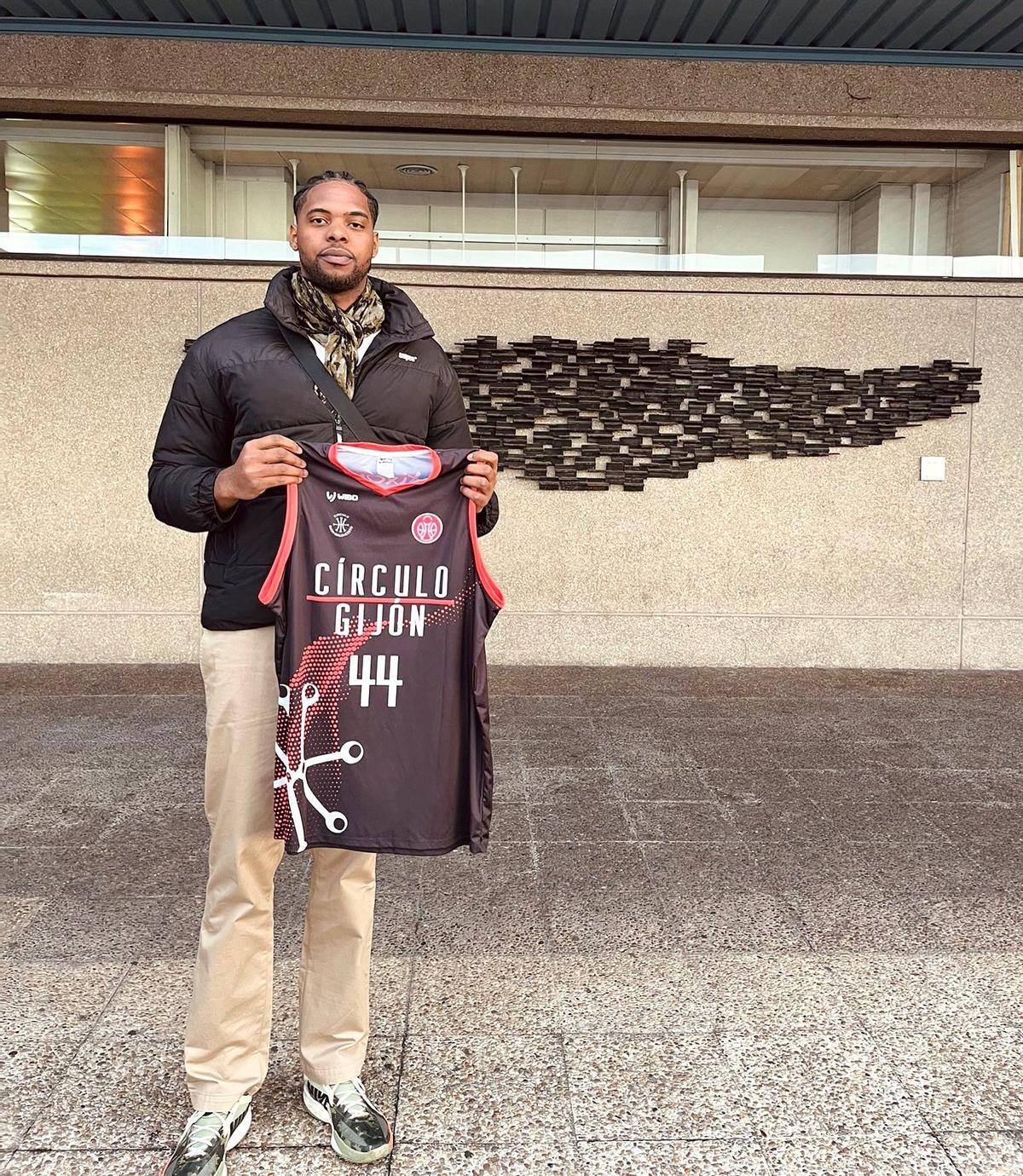 Imru Duke, a su llegada a Gijón.