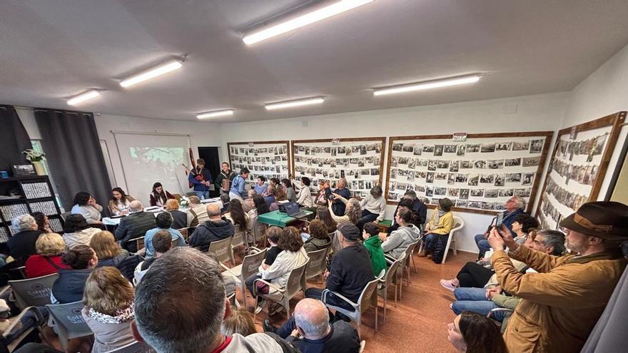 El libro "Xente d'El Mazucu", de Lena Valladares, se presentó con lleno total en la antigua escuela del pueblo