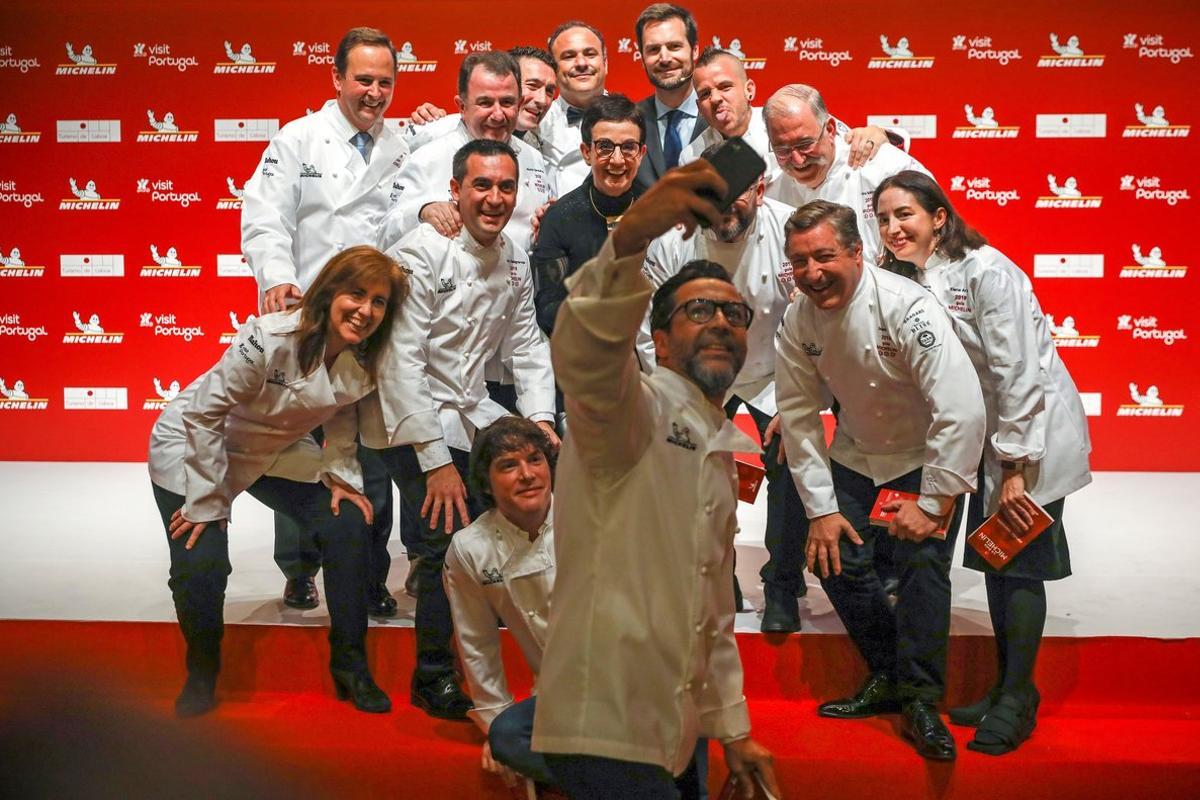 GRAF3546. LISBOA, 21/11/2018.- Varios de los cocineros galardonados posan para una foto durante la presentación de la Guía Michelin España & Portugal 2019 celebrada esta noche en Lisboa. EFE/JOSÉ SENA GOULÃO