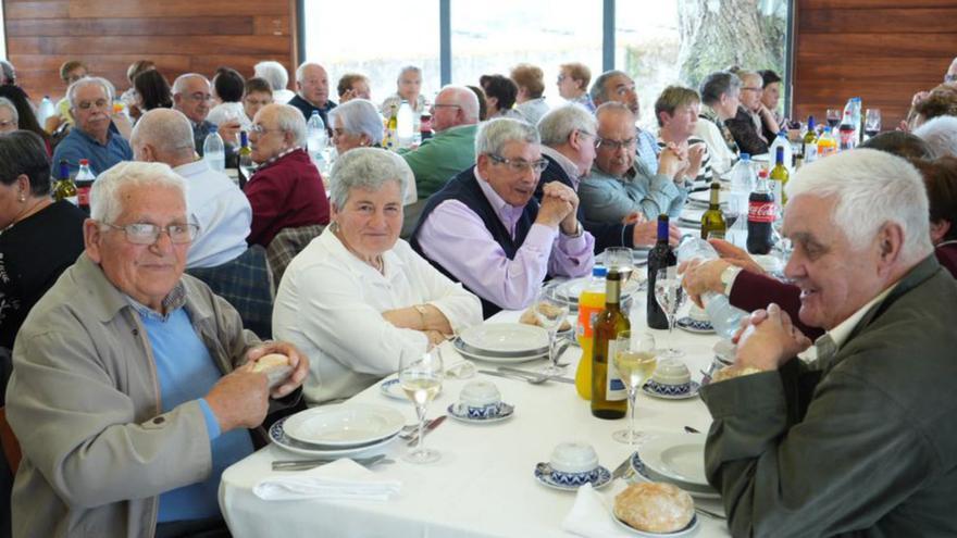 Asistentes a la Festa da Terceira Idade de Abegondo, este viernes. | | LOC