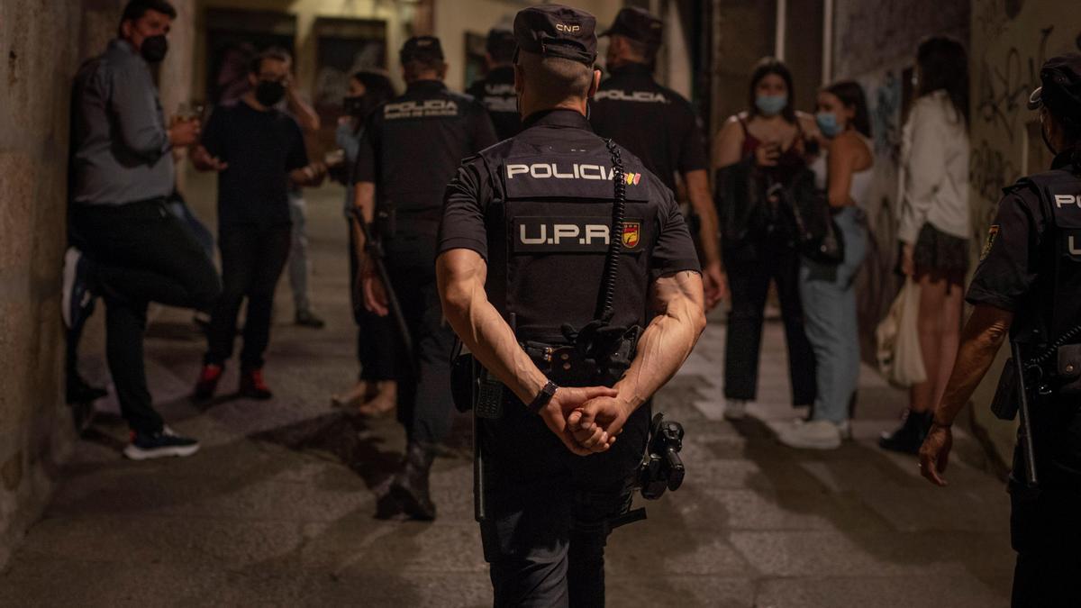 Un agente vigila una zona de ocio nocturno en Ourense
