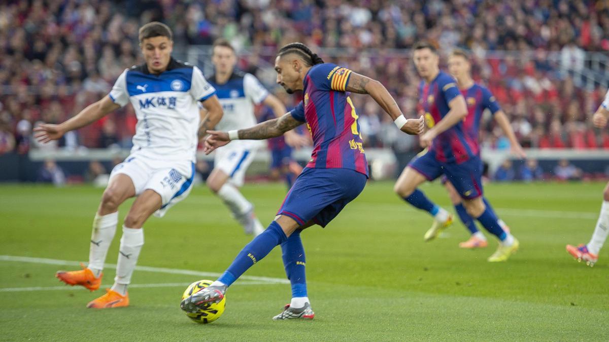 Raphinha asiste en el primero de los goles azulgrana contra el Alavés en el Camp Nou