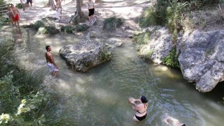 La presencia de bañistas está siendo habitual este verano en las aguas del Racó de Sant Bonaventura.