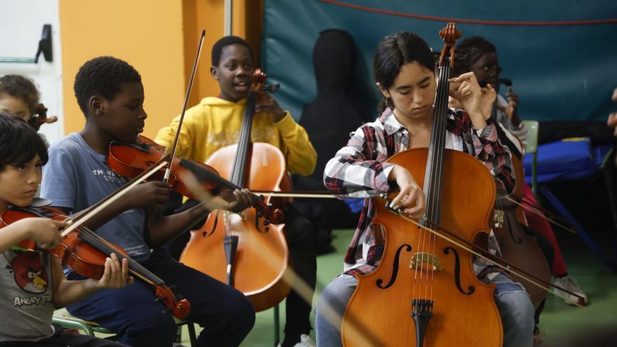 Violíns de cartón para dar voz aos nenos