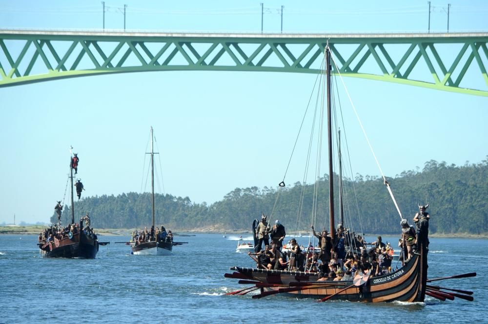 La recreación del desembarco se convierte en el acto central de la Romaría Vikinga