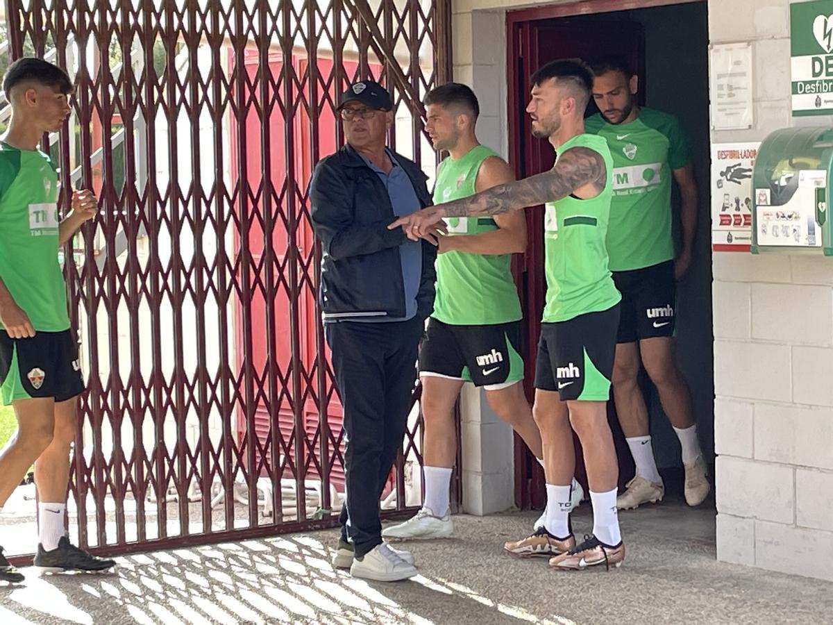 Varios jugadores del Elche al entrar al último entrenamiento antes de recibir al FC Barcelona