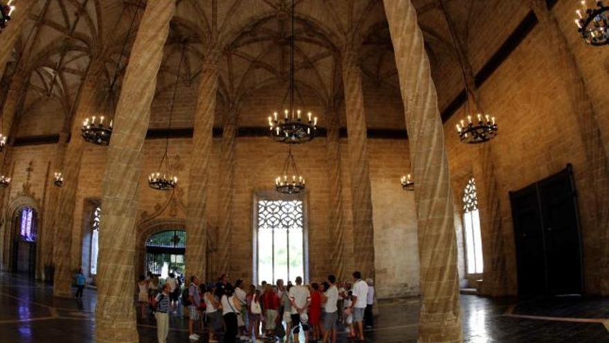 Un grupo de turistas observa el interior de la Lonja.