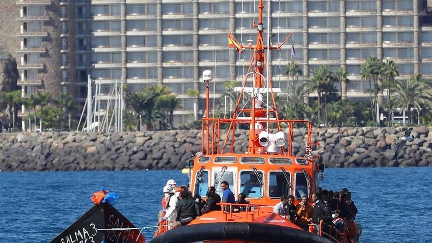 La Salvamar Menkalinan llega a los muelles de Arguineguín con los migrantes rescatados abordo y una de las pateras abarloada a su costado.