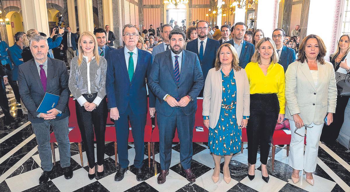 Fernando López Miras (c), acompañado por el presidente de la Agencia Efe, Miguel Ángel Oliver (i), la delegada del Gobierno en Murcia, Mariola Guevara (2i), el alcalde de Murcia, José Ballesta (3i), y la delegada de Efe en Murcia, Celia Cantero (d), entre otros.