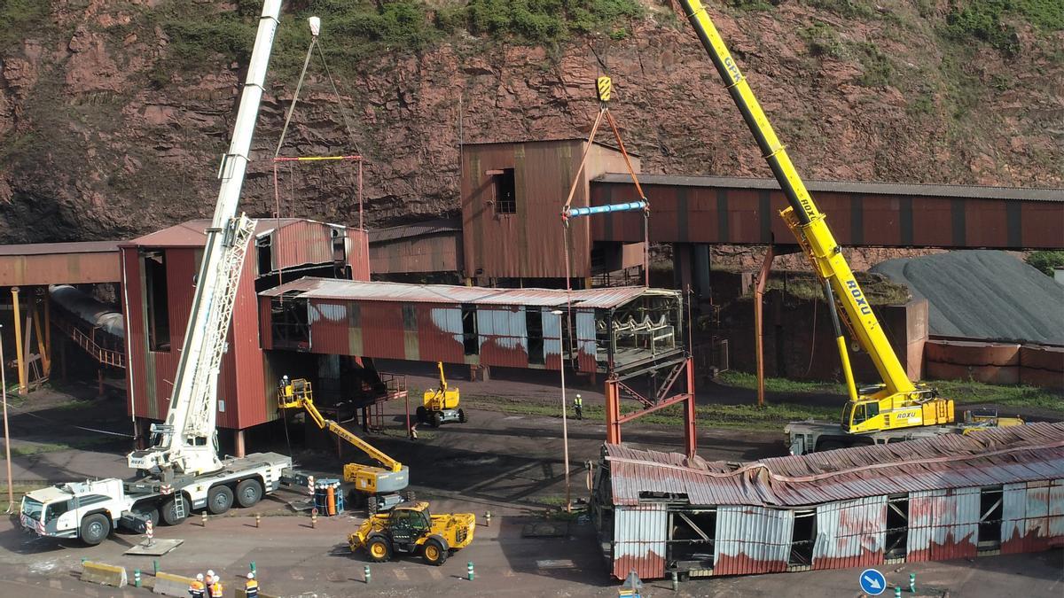 Desmontaje de la cinta saboteada tras el incendio de julio de 2021 que la inutilizó.