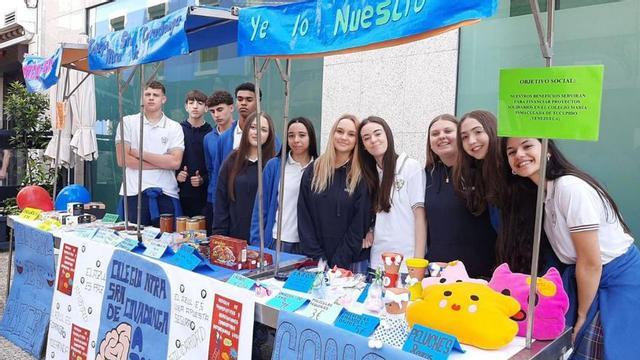 Los alumnos de Noreña, en su puesto solidario con Venezuela. | L. P.