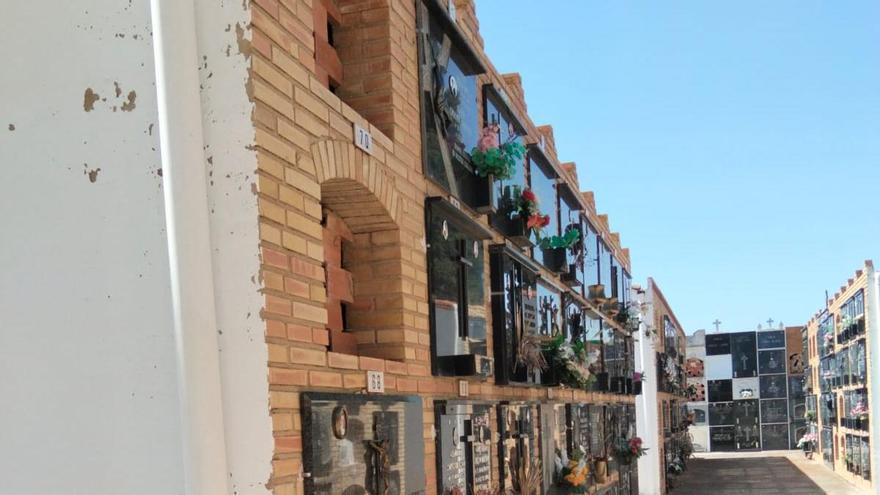 Montroi construirá en tres meses tumbas nuevas para sustituir los 170  nichos en ruina desde la dana