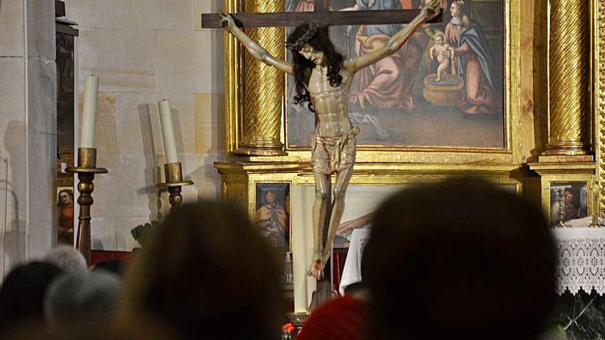 El Cristo de la Salud, en el altar de la iglesia del Carmen, en Benavente. | E. P.
