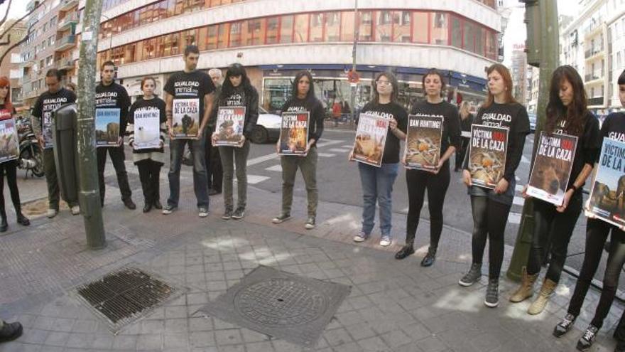 Defensores de los animales protestaron ayer contra la caza de elefantes ante el hospital madrileño donde está el Rey.