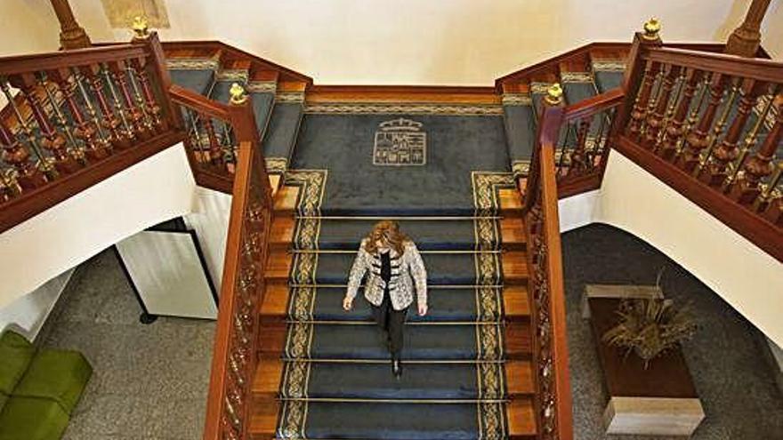 La presidenta de la Diputación, Mayte Martín Pozo, baja por la escalinata del palacio de La Encarnación.