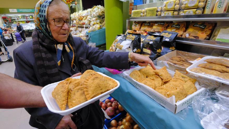De compras por los mercados de los pueblos: truchas, samas y baifos, para llenar las mesas en Nochebuena