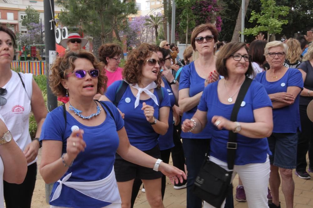 Más de un centenar de personas se suma a la Marcha